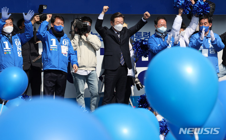 [홍천=뉴시스] 최동준 기자 = 이재명 더불어민주당 대선 후보가 4일 강원 홍천 꽃뫼공원 앞에서 '태백산맥은 이재명이다!' 유세를 열고 지지를 호소하고 있다. 2022.03.04. photocdj@newsis.com