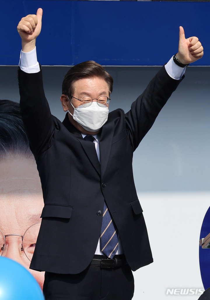 [홍천=뉴시스] 최동준 기자 = 이재명 더불어민주당 대선 후보가 4일 강원 홍천 꽃뫼공원 앞에서 '태백산맥은 이재명이다!' 유세를 열고 지지를 호소하고 있다. 2022.03.04. photocdj@newsis.com