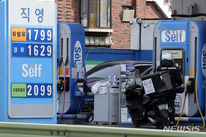 [서울=뉴시스] 백동현 기자 = 4일 정부가 5년 만에 물가관계장관회의를 개최하고, 국제유가가 고공행진을 거듭하자 4월 말 종료 예정인 유류세 20% 인하 조치를 오는 7월 말까지 3개월 연장하기로 했다. 사진은 이날 오후 서울 시내 한 주유소 모습. 2022.03.04. livertrent@newsis.com