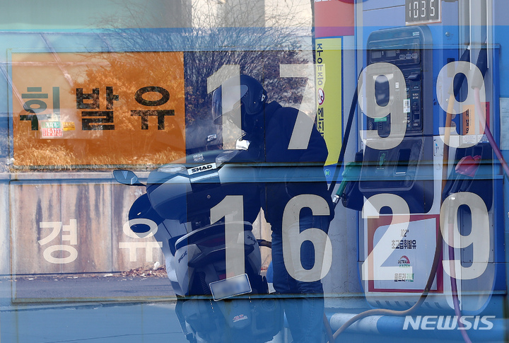 [서울=뉴시스] 백동현 기자 = 4일 정부가 5년 만에 물가관계장관회의를 개최하고, 국제유가가 고공행진을 거듭하자 4월 말 종료 예정인 유류세 20% 인하 조치를 오는 7월 말까지 3개월 연장하기로 했다. 사진은 이날 오후 서울 시내 한 주유소 모습. (사진=다중노출촬영) 2022.03.04. livertrent@newsis.com