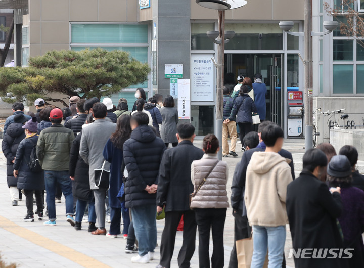 [서울=뉴시스] 조수정 기자 = 제20대 대통령선거 사전투표 첫날인 4일 오후 서울 송파구 잠실2동 사전투표소에서 유권자들이 투표를 하기 위해 줄서 기다리고 있다. 2022.03.04. chocrystal@newsis.com