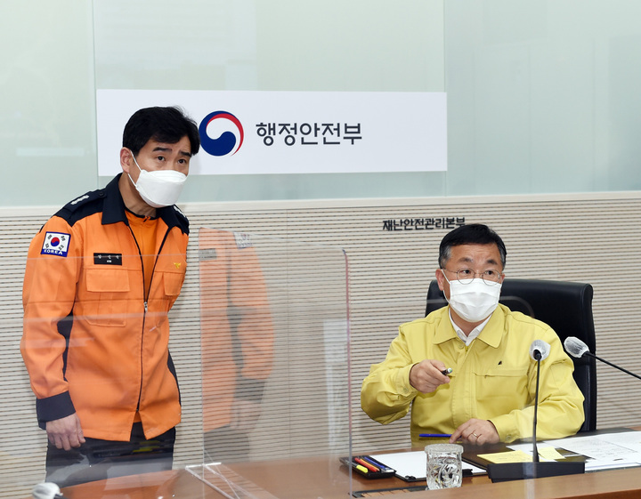 [서울=뉴시스] 이영환 기자 = 이승우(오른쪽) 행정안전부 재난안전관리본부장이 4일 정부세종청사 중앙재난안전상황실에서 경북 울진군 산불 발생과 관련해 관계기관 대처상황 긴급 영상회의를 주재하고 있다. (사진=행정안전부 제공) 2022.03.04. photo@newsis.com *재판매 및 DB 금지