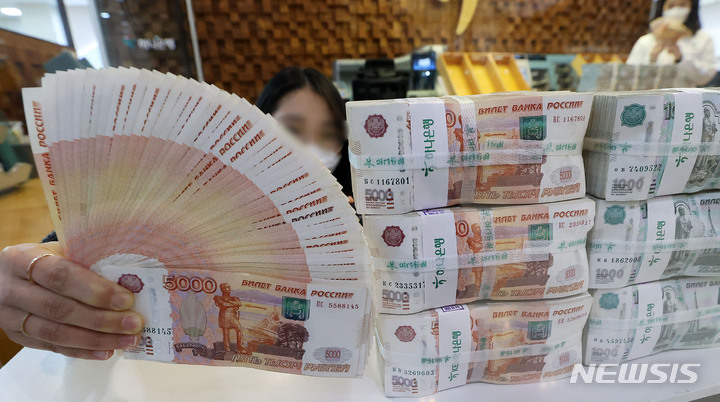 [서울=뉴시스] 홍효식 기자 = 서울 중구 하나은행 위변조대응센터에서 직원이 루블을 보여주고 있다. 2022.03.04. yesphoto@newsis.com