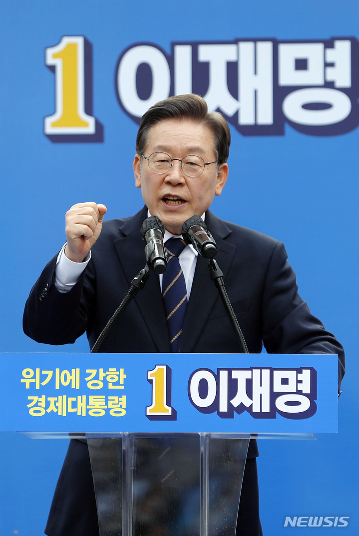 [춘천=뉴시스] 최동준 기자 = 이재명 더불어민주당 대선 후보가 4일 강원 춘천 중앙로에서 유세를 열고 지지를 호소하고 있다. 2022.03.04. photocdj@newsis.com