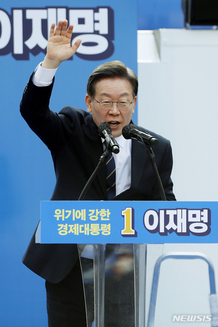 [춘천=뉴시스] 최동준 기자 = 이재명 더불어민주당 대선 후보가 4일 강원 춘천 중앙로에서 유세를 열고 지지를 호소하고 있다. 2022.03.04. photocdj@newsis.com