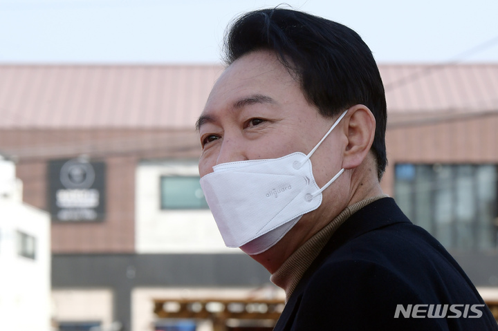 [경주=뉴시스] 전신 기자 = 윤석열 국민의힘 대선 후보가 4일 경북 경주 봉황대 광장에서 시민들을 향해 지지를 호소하고 있다. 2022.03.04. photo1006@newsis.com