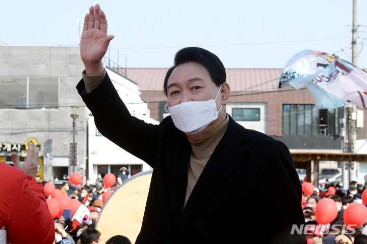 [경주=뉴시스] 전신 기자 = 윤석열 국민의힘 대선 후보가 4일 경북 경주 봉황대 광장에서 시민들을 향해 지지를 호소하고 있다. 2022.03.04. photo1006@newsis.com