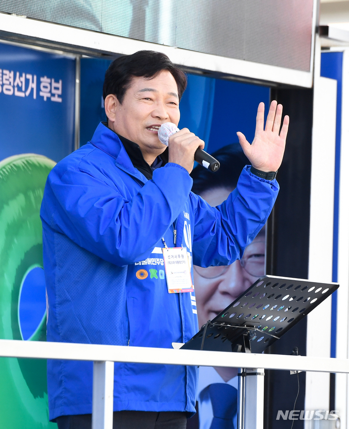 [서귀포=뉴시스] 우장호 기자 = 송영길 더불어민주당 대표가 4일 오후 서귀포민속오일시장을 찾아 상인과 시민들을 상대로 이재명 대선후보 지지를 호소하고 있다. 2022.03.04. woo1223@newsis.com