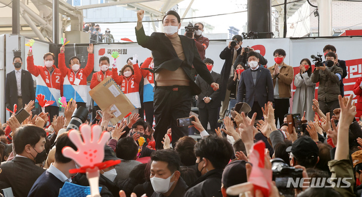 [경산=뉴시스] 전신 기자 = 윤석열 국민의힘 대선 후보가 4일 오후 경북 경산시 경산공설시장에서 유세를 하며 지지를 호소하고 있다. 2022.03.04. photo1006@newsis.com