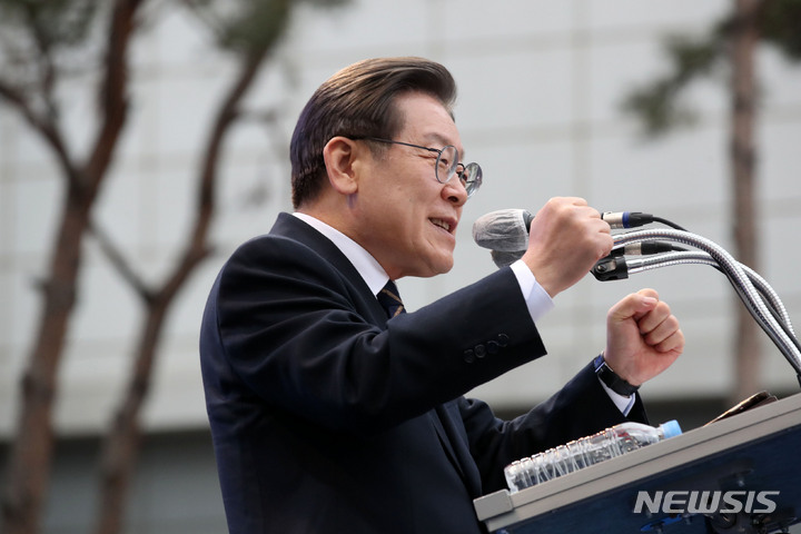 [남양주=뉴시스] 국회사진기자단 = 이재명 더불어민주당 대선 후보가 4일 오후 경기 남양주시 평내호평역 광장에서 유세를 하며 지지를 호소하고 있다. 2022.03.04. photo@newsis.com