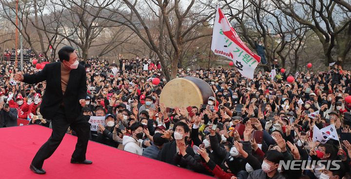 [대구=뉴시스] 전신 기자 = 윤석열 국민의힘 대선 후보가 4일 대구 달서구 두류공원에서 시민들을 향해 지지를 호소하고 있다. 2022.03.04. photo1006@newsis.com