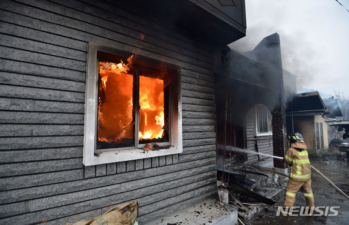 [울진=뉴시스] 이무열 기자 = 4일 경북 울진군 북면 두천리에서 일어난 산불이 강풍을 타고 민가까지 불이 번져 소방관이 불을 진화하고 있다. 2022.03.04. lmy@newsis.com
