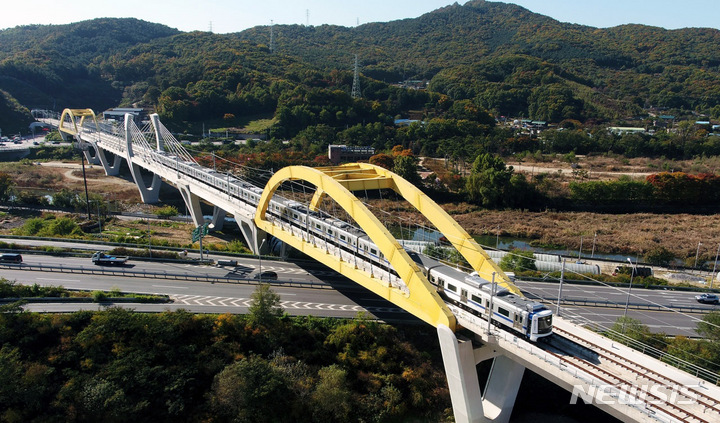 [서울=뉴시스] 홍찬선 기자 = 서울 도심과 경기도 남양주를 연결하는 4호선 진접선이 이달 19일 개통한다. 사진은 진접선을 달리는 열차의 모습. (사진=국가철도공단 제공) 2022.03.06 photo@newsis.com