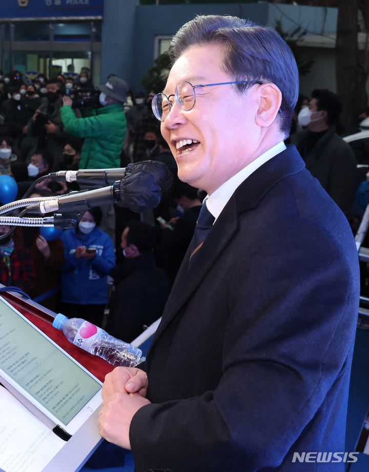 [서울=뉴시스] 국회사진기자단 = 이재명 더불어민주당 대선 후보가 4일 오후 서울 광진구 어린이대공원 후문에서 유세를 하며 지지를 호소하고 있다. 2022.03.04. photo@newsis.com