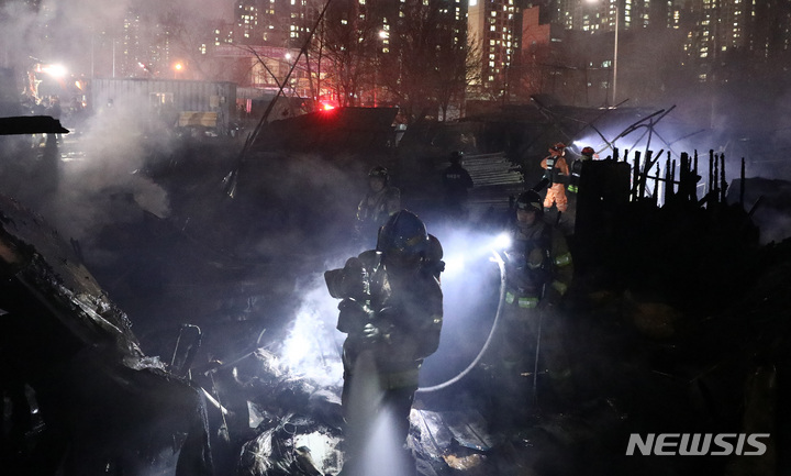 [서울=뉴시스] 이영환 기자 = 4일 오후 서울 강남구 개포동 구룡마을 한 점포에서 발생한 불이 인근으로 번져 소방 당국이 진화 작업을 펼치고 있다. 강남소방서는 오후 6시17분께 인근 소방서 인력까지 출동하는 화재대응 2단계를 발령해 현장에서 불을 진화 중이다. 당초 5시20분께 화재대응 1단계를 발령했으나 상황을 고려해 대응 단계를 높인 것이다. 2022.03.04. 20hwan@newsis.com