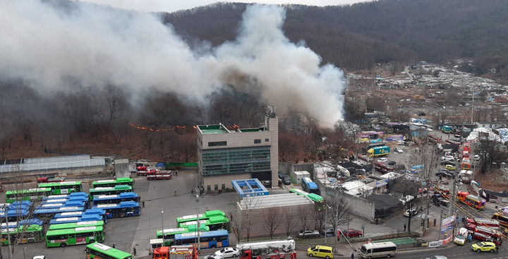 [서울=뉴시스] 이영환 기자 = 4일 오후 서울 강남구 개포동 구룡마을 한 점포에서 발생한 불이 인근으로 번져 소방 당국이 진화 작업을 펼치고 있다. 강남소방서는 오후 6시17분께 인근 소방서 인력까지 출동하는 화재대응 2단계를 발령해 현장에서 불을 진화 중이다. 당초 5시20분께 화재대응 1단계를 발령했으나 상황을 고려해 대응 단계를 높인 것이다. (사진=독자 제공) 2022.03.04. photo@newsis.com *재판매 및 DB 금지