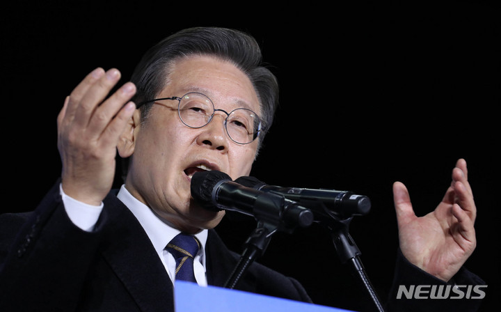 [서울=뉴시스] 국회사진기자단 = 이재명 더불어민주당 대선 후보가 4일 오후 서울 강동구 상일동 강동아트센터 인근에서 유세를 하며 지지를 호소하고 있다. 2022.03.04. photo@newsis.com