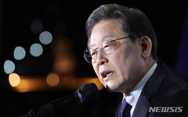 [서울=뉴시스] 국회사진기자단 = 이재명 더불어민주당 대선 후보가 지난 4일 오후 서울 강동구 상일동 강동아트센터 인근에서 유세를 하며 지지를 호소하고 있다. 2022.03.04. photo@newsis.com