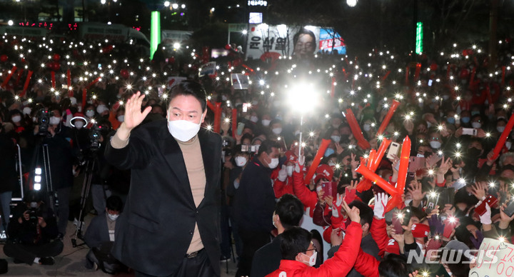 [안동=뉴시스] 전신 기자 = 윤석열 국민의힘 대선 후보가 4일 경북 안동 웅부공원에서 시민들을 향해 지지를 호소하고 있다. 2022.03.04. photo1006@newsis.com