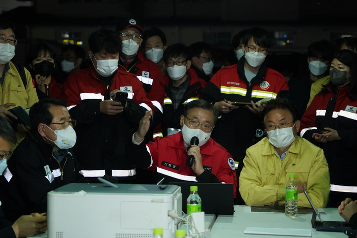 [서울=뉴시스] 이영환 기자 = 최병암 산림청장이 4일 오후 경북 울진군청 산불현장지휘본부에서 이철우 경북도지사 등과 야간 산불 진화 대책을 논의하고 있다. (사진=산림청 제공) 2022.03.04. photo@newsis.com *재판매 및 DB 금지