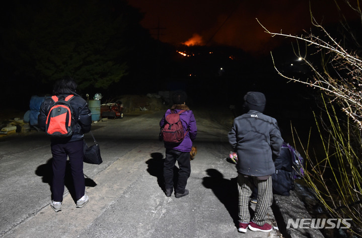 [울진=뉴시스] 이무열 기자 = 4일 경북 울진군 북면 두천리에서 일어난 산불이 강풍을 타고 마을까지 번져 마을 주민들이 대피하고 있다. 2022.03.04. lmy@newsis.com