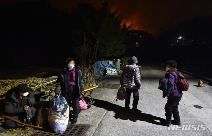 [울진=뉴시스] 이무열 기자 = 4일 경북 울진군 북면 두천리에서 일어난 산불이 강풍을 타고 마을까지 번져 마을 주민들이 대피하고 있다. 2022.03.04. lmy@newsis.com