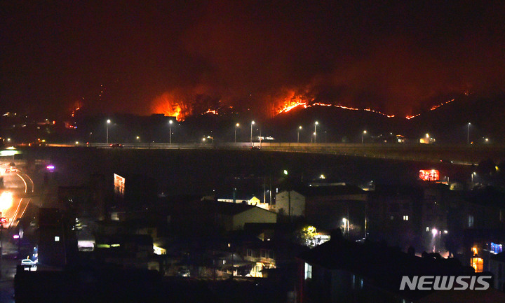 [울진=뉴시스] 이무열 기자 = 4일 경북 울진군 북면 두천리에서 발생한 산불이 밤까지 이어지고 있다. 2022.03.04. lmy@newsis.com