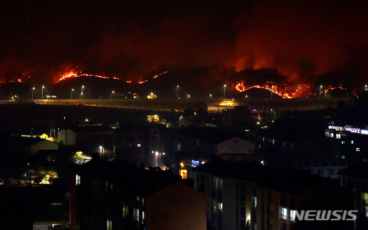 [울진=뉴시스] 이무열 기자 = 4일 경북 울진군 북면 두천리에서 발생한 산불이 밤까지 이어지고 있다. 2022.03.04. lmy@newsis.com