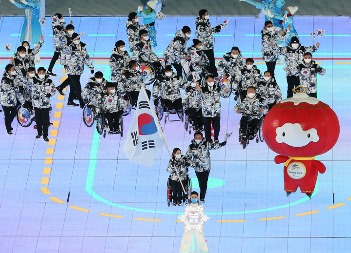 [서울=뉴시스] 이영환 기자 4일 중국 베이징 국립경기장에서 열린 2022 베이징 동계패럴림픽 개회식에서 휠체어컬링 대표팀 '장윤정고백'의 리드 백혜진을 선두로 대한민국 선수단이 입장하고 있다. (사진=대한장애인체육회 제공) 2022.03.04. photo@newsis.com *재판매 및 DB 금지