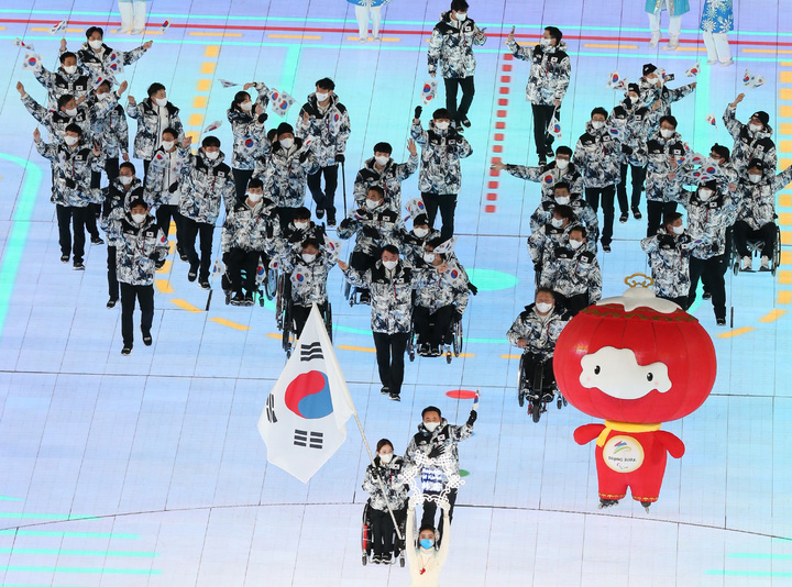 [서울=뉴시스] 이영환 기자 4일 중국 베이징 국립경기장에서 열린 2022 베이징 동계패럴림픽 개회식에서 휠체어컬링 대표팀 '장윤정고백'의 리드 백혜진을 선두로 대한민국 선수단이 입장하고 있다. (사진=대한장애인체육회 제공) 2022.03.04. photo@newsis.com *재판매 및 DB 금지