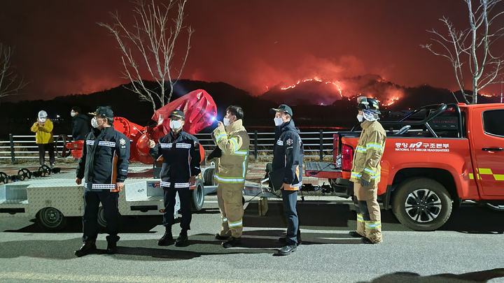 [삼척=뉴시스] 강종민 기자 = 4일 경북 울진에서 발생한 산불이 강풍을 타고 빠르게 확산하고 있는 가운데 이흥교 소방청장이 강원 삼척 LNG기지에 산불방어를 위해 설치한 대용량포 방사시스템을 점검하고 있다. (사진=소방청 제공) 2022.03.04. photo@newsis.com *재판매 및 DB 금지