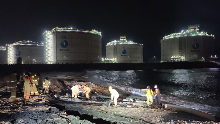[삼척=뉴시스] 강종민 기자 = 경북 울진에서 발생한 산불이 강풍을 타고 빠르게 확산하고 있는 가운데 4일 밤 소방대원들이 삼척 LNG기지 앞에서 화재방어를 위한 총력대응을 펼치고 있다. (사진=소방청 제공) 2022.03.04. photo@newsis.com *재판매 및 DB 금지
