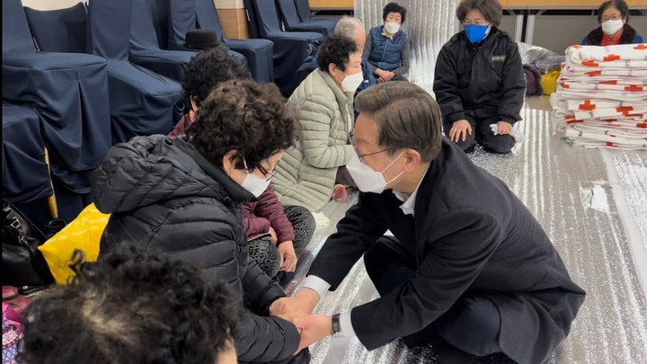 이재명 더불어민주당 대표는 5일 새벽 울진·삼척 산불과 관련, 강원도 삼척 원덕복지회관 제1대피소를 찾아 이재민을 위로했다. (사진=더불어민주당 제공) 2022.03.05. *재판매 및 DB 금지