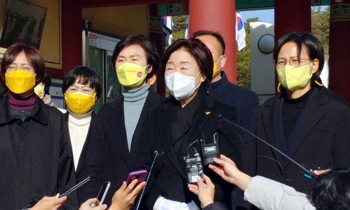 [광주=뉴시스] 송창헌 기자 = 제20대 대통령선거를 나흘 앞둔 5일 정의당 심상정 후보가 광주 북구 국립 5·18민주묘지를 찾아 묘역 입구 민주의문에서 지지를 호소하고 있다. (사진=정의당 광주선거대책위원회 제공) 2022.04.05 photo@newsis.com *재판매 및 DB 금지