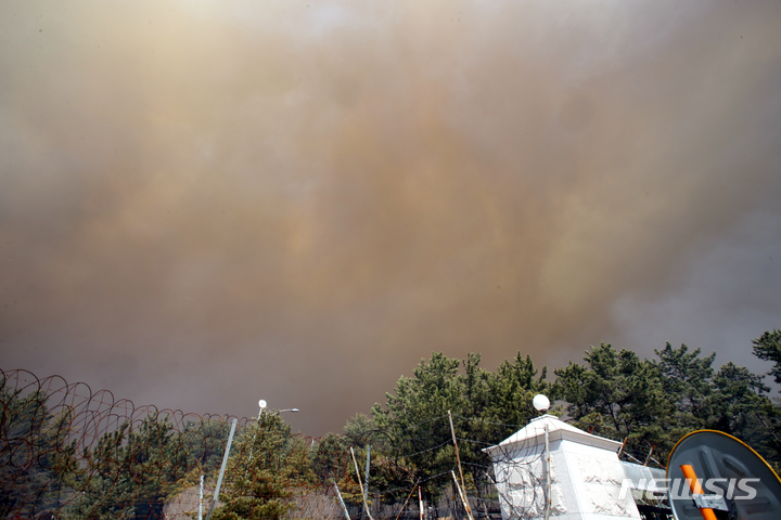 [동해=뉴시스] 김경목 기자 = 5일 오후 강릉 옥계서 시작된 산불이 동해시 부곡동까지 번지면서 해군 제1함대사령부 상공에 연기가 가득차 있다. 2022.03.05. photo31@newsis.com
