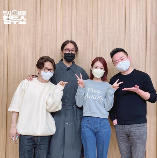 [서울=뉴시스] 오정연(왼쪽에서 세번째) 2021.03.05.(사진=SBS 파워FM '두시탈출 컬투쇼' 공식 인스타그램) photo@newsis.com *재판매 및 DB 금지