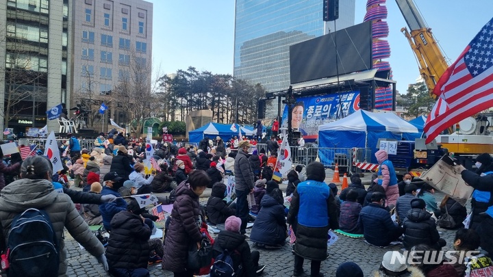 [서울=뉴시스] 신재현 기자=전광훈 목사 측이 5일 오전 11시께부터 서울 중구 청계광장에서 '3·5 국민 기도회'를 진행했다. 2022.03.05. photo@newsis.com