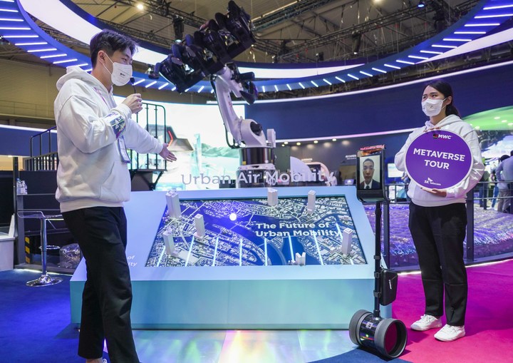 [서울=뉴시스]SKT가 지난 3일 스페인 바르셀로나 현지 기준 막을 내린 MWC 2022에서 메타버스를 앞세워 글로벌 관람객들의 눈과 귀를 사로잡았다. 한국에서 원격 로봇에 접속해 SKT 메타버스 투어를 즐기는 모습. (사진=SK텔레콤 제공) 2022.03.06 