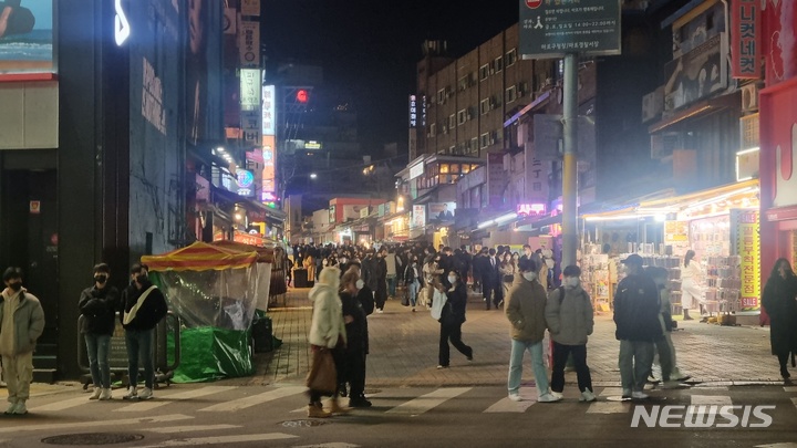 [서울=뉴시스] 신재현 기자=카페, 식당 등 다중이용시설 영업제한 시간이 오후 11시로 연장된 첫날, 서울 홍대입구역은 사람들로 저녁 늦게까지 북적였다. 2022.03.05. photo@newsis.com