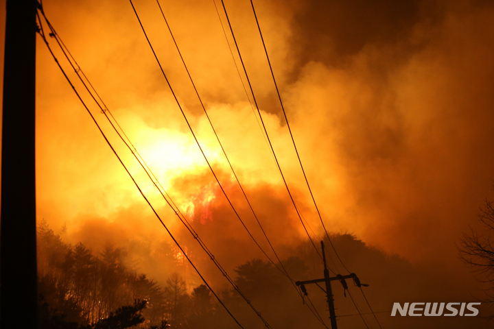 [강릉=뉴시스] 김경목 기자 = 5일 새벽 강원도 강릉시 옥계면 남영리 백봉령 일대 매봉산에서 큰불이 나 강한 바람을 타고 동서남북으로 번지고 있다. 2022.03.05. photo31@newsis.com