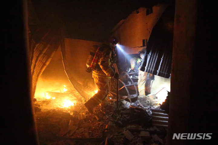 [강릉=뉴시스] 김경목 기자 = 5일 새벽 강릉소방서 소방관들이 강원도 강릉시 옥계면 남양리 백봉령 일대 매봉산에서 발생한 산불로 인해 불에 타 버린 주택에서 혹시 모를 상황에 대비해 수색을 하고 있다. 2022.03.05. photo31@newsis.com