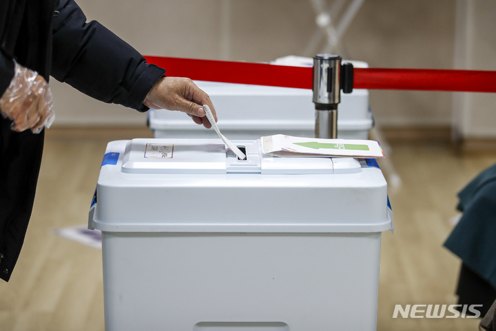 [서울=뉴시스] 정병혁 기자 = 5일 오전 서울 광진구 자양제3동주민센터에 마련된 제20대 대통령선거 사전투표소를 찾은 시민들이 투표를 하고 있다. 2022.03.05. jhope@newsis.com