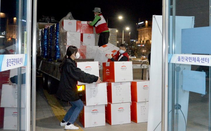 [서울=뉴시스] 정병혁 기자 = 희망브리지 전국재해구호협회 관계자들이 4일 경북 울진 산불 이재민 대피소가 마련된 울진국민체육센터에서 구호물품을 옮기고 있다.(사진=희망브리지 제공) 2022.03.05. photo@newsis.com *재판매 및 DB 금지