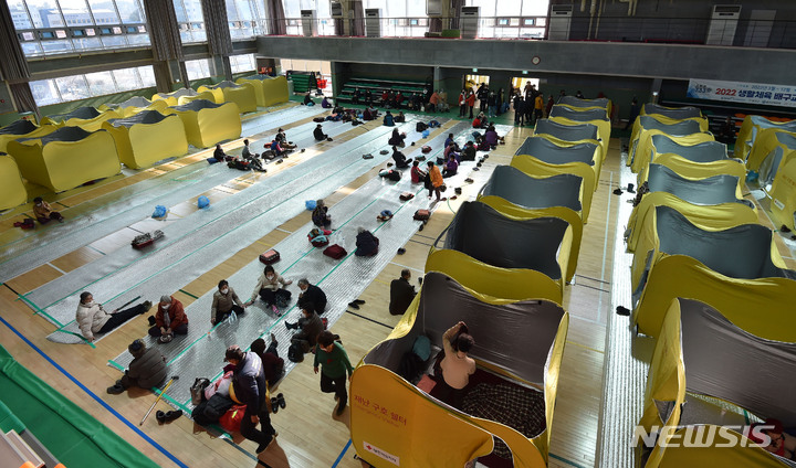 [울진=뉴시스] 이무열 기자 = 경북 울진 산불 이틀째인 5일 오전 울진국민체육센터에 설치된 임시 대피소에 이재민들이 머물러 있다. 2022.03.05. lmy@newsis.com