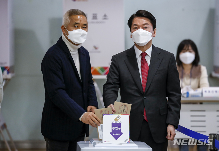 [서울=뉴시스] 정병혁 기자 = 안철수 국민의당 대표와 최진석 상임선거대책위원장이 5일 오전 서울 영등포구 여의동주민센터에 마련된 제20대 대통령선거 사전투표소에서 사전투표를 하고 있다. 2022.03.05. jhope@newsis.com