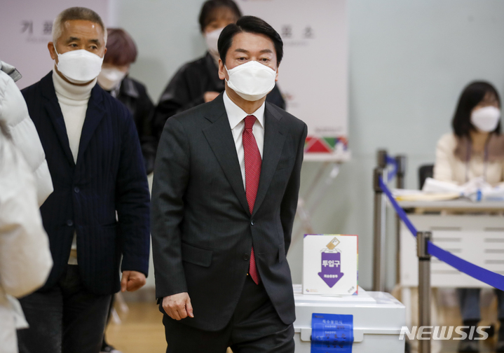 [서울=뉴시스] 정병혁 기자 = 안철수 국민의당 대표가 5일 오전 서울 영등포구 여의동주민센터에 마련된 제20대 대통령선거 사전투표소에서 사전투표를 마친 뒤 나서고 있다. 2022.03.05. jhope@newsis.com