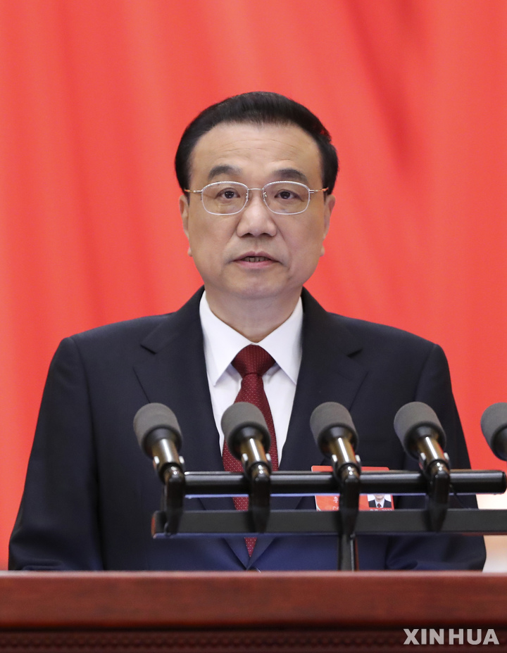 [베이징(중국)=AP/뉴시스]지난 5일 중국 베이징 인민대회당에서 열린 전국인민대표대회(전인대) 개막식에서 리커창 총리가 정부공작 보고를 하고 있다. 2022.03.06