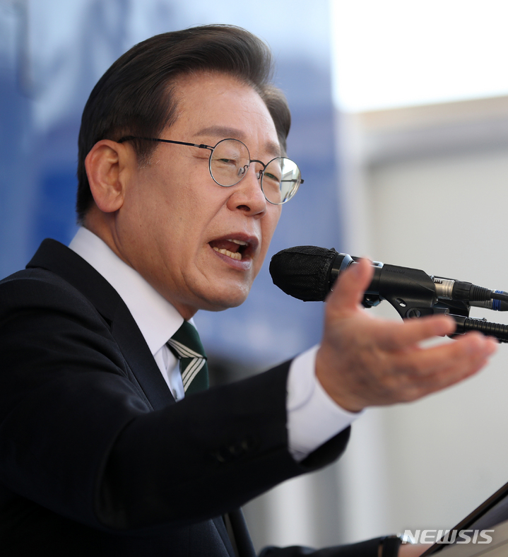 [하남=뉴시스] 국회사진기자단 = 이재명 더불어민주당 대선 후보가 5일 경기 하남시 스타필드 앞에서 유세를 열고 지지를 호소하고 있다. 2022.03.05. photo@newsis.com