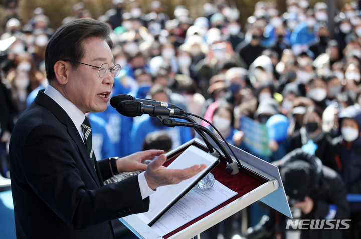 [하남=뉴시스] 국회사진기자단 = 이재명 더불어민주당 대선 후보가 5일 경기 하남시 스타필드 앞에서 유세를 열고 지지를 호소하고 있다. 2022.03.05. photo@newsis.com