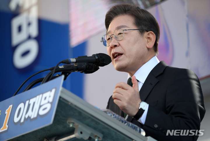 [하남=뉴시스] 국회사진기자단 = 이재명 더불어민주당 대선 후보가 5일 경기 하남시 스타필드 앞에서 유세를 열고 지지를 호소하고 있다. 2022.03.05. photo@newsis.com